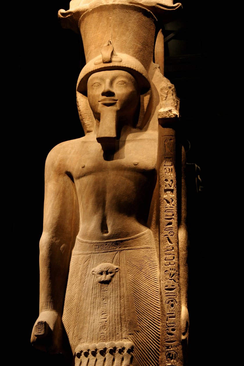Statue du pharaon Séthi II (Seti ou Sety) (1200-1194 av. J.-C.) de la 19e dynastie en grès rose, portant un sceptre avec le symbole du dieu Amon, Musée égyptien de Turin. - Unknown