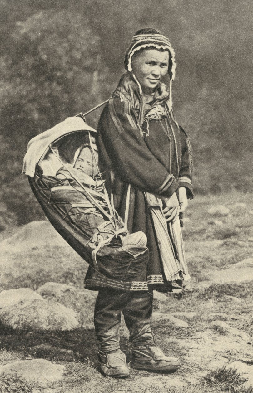 Suède. Femme laponne portant son bébé dans un berceau en peau de renne. 1920 - Unbekannt