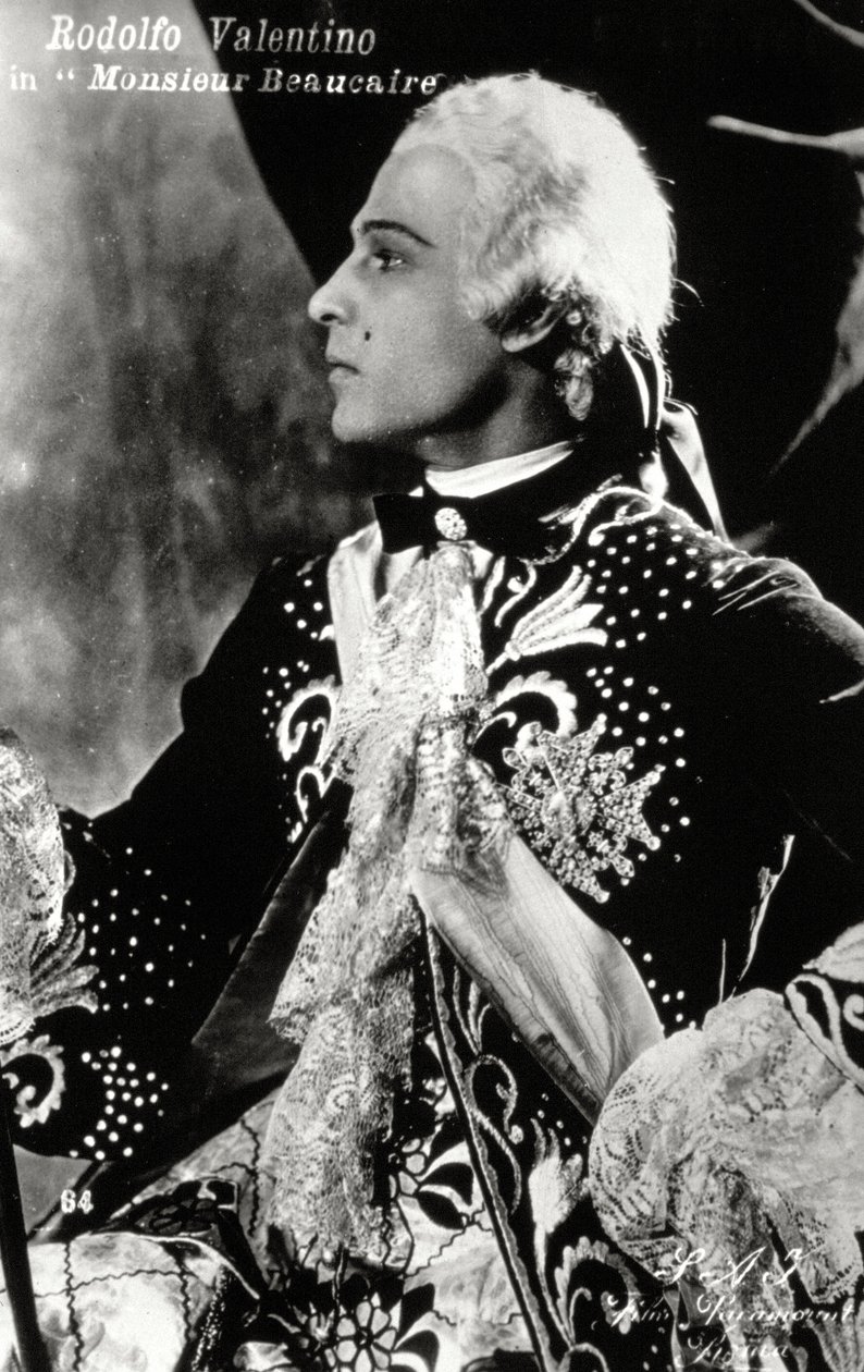 Le célèbre acteur de cinéma muet Rodolfo Valentino en costume de scène élaboré de style XVIIIe siècle pour le film 