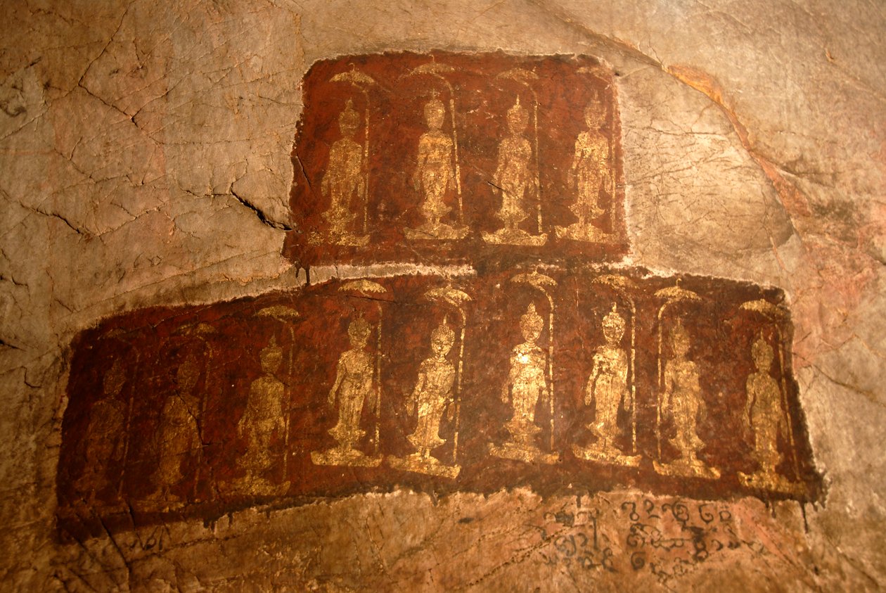 Bouddhisme Theravada; ancienne peinture murale; Bouddha Shakyamuni debout; Mudra; Varada; geste d