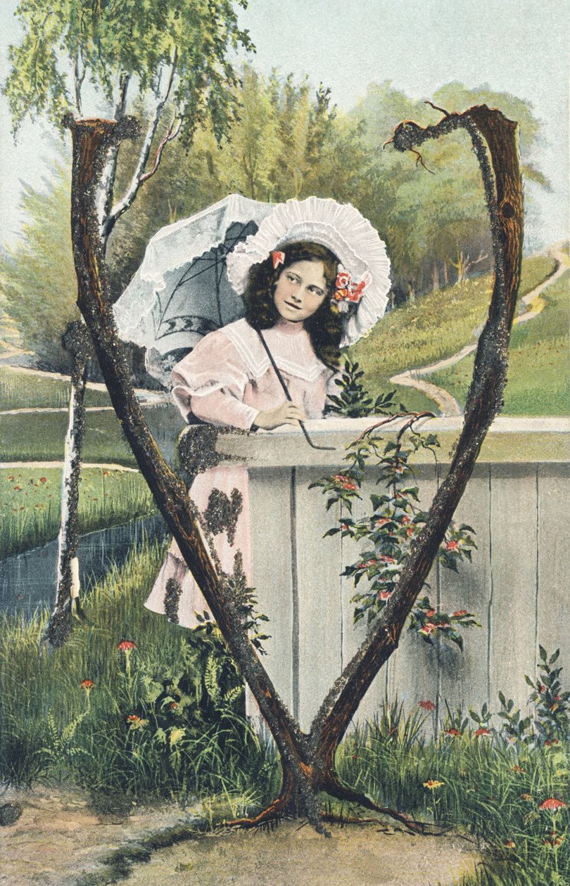 V : Une jeune fille vêtue d