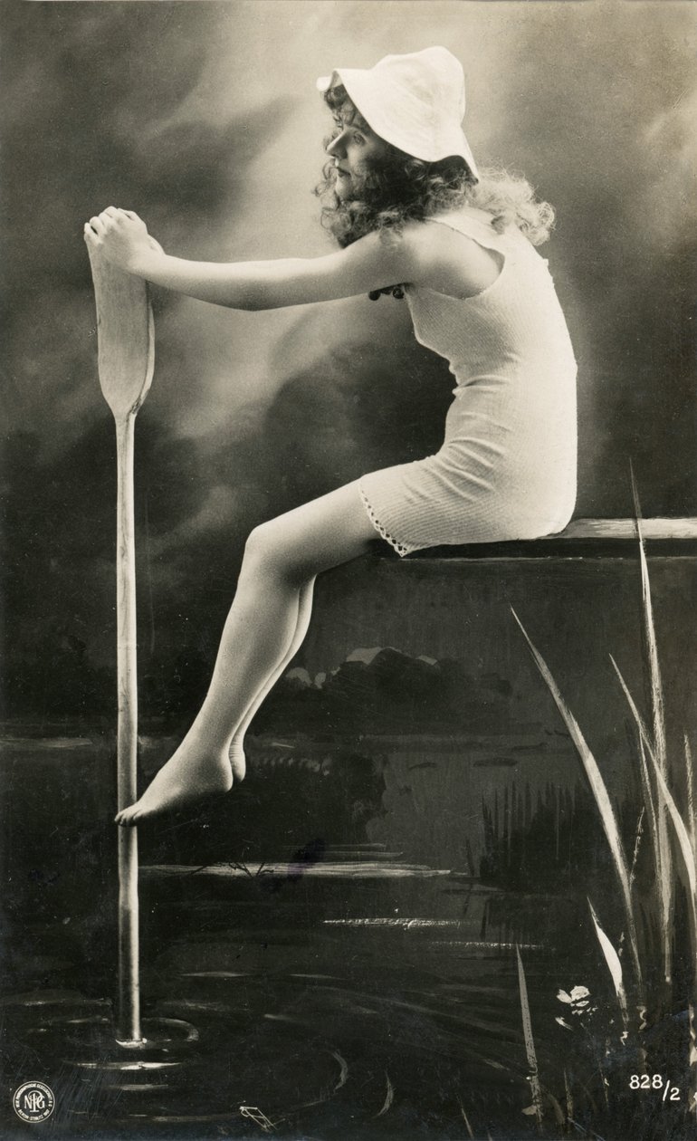 Femme en chemise de nuit, c. début 1900 (carte postale) - Alec Hunter
