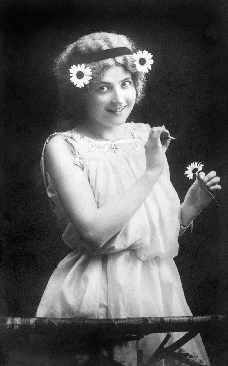 Femme tirant les pétales d