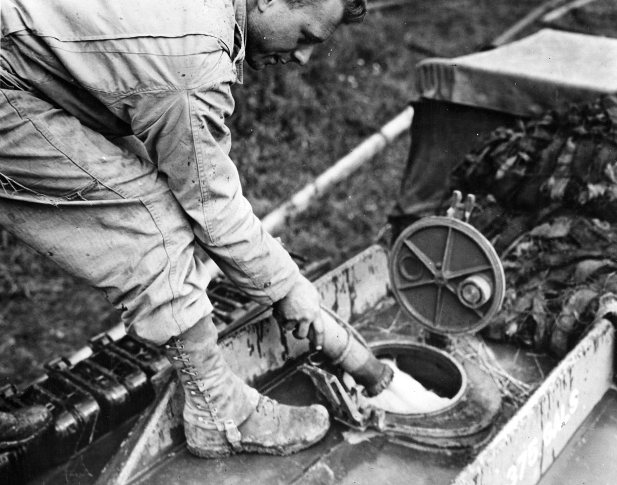 Seconde Guerre mondiale (1939-1945) : Normandie (France), été 1944 : À une station de stockage de gaz, un soldat d