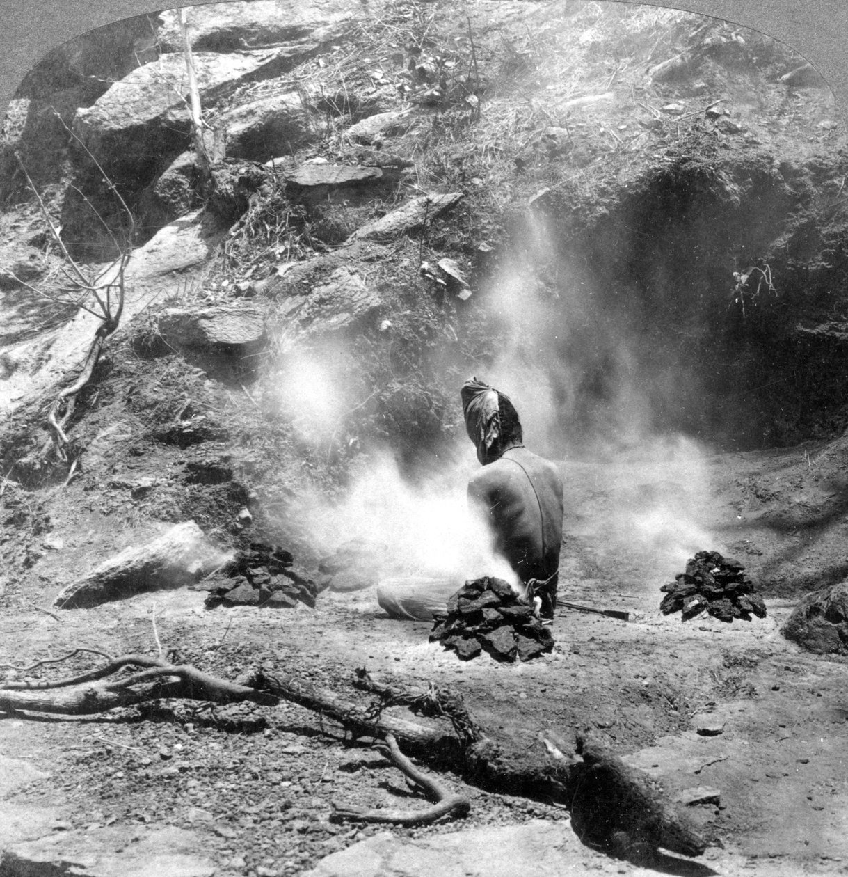 Un ermite faisant pénitence à Gem Lake, Mont Abu, Inde, 1903 - Underwood and Underwood