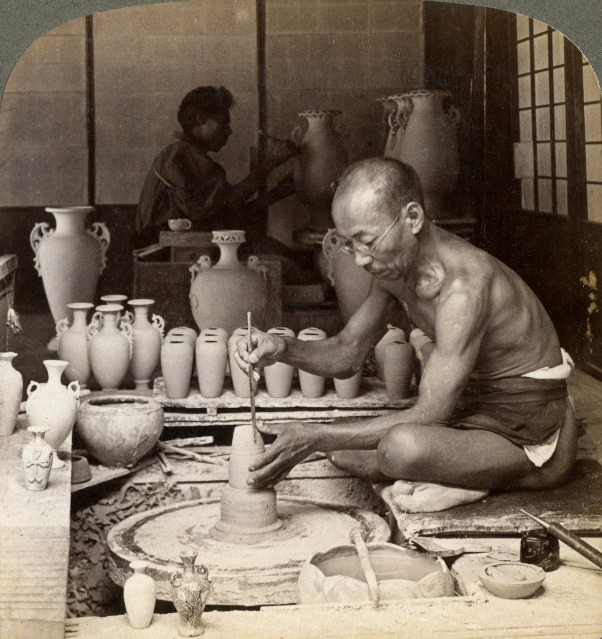 Un potier et son tour, façonnant un vase en porcelaine d