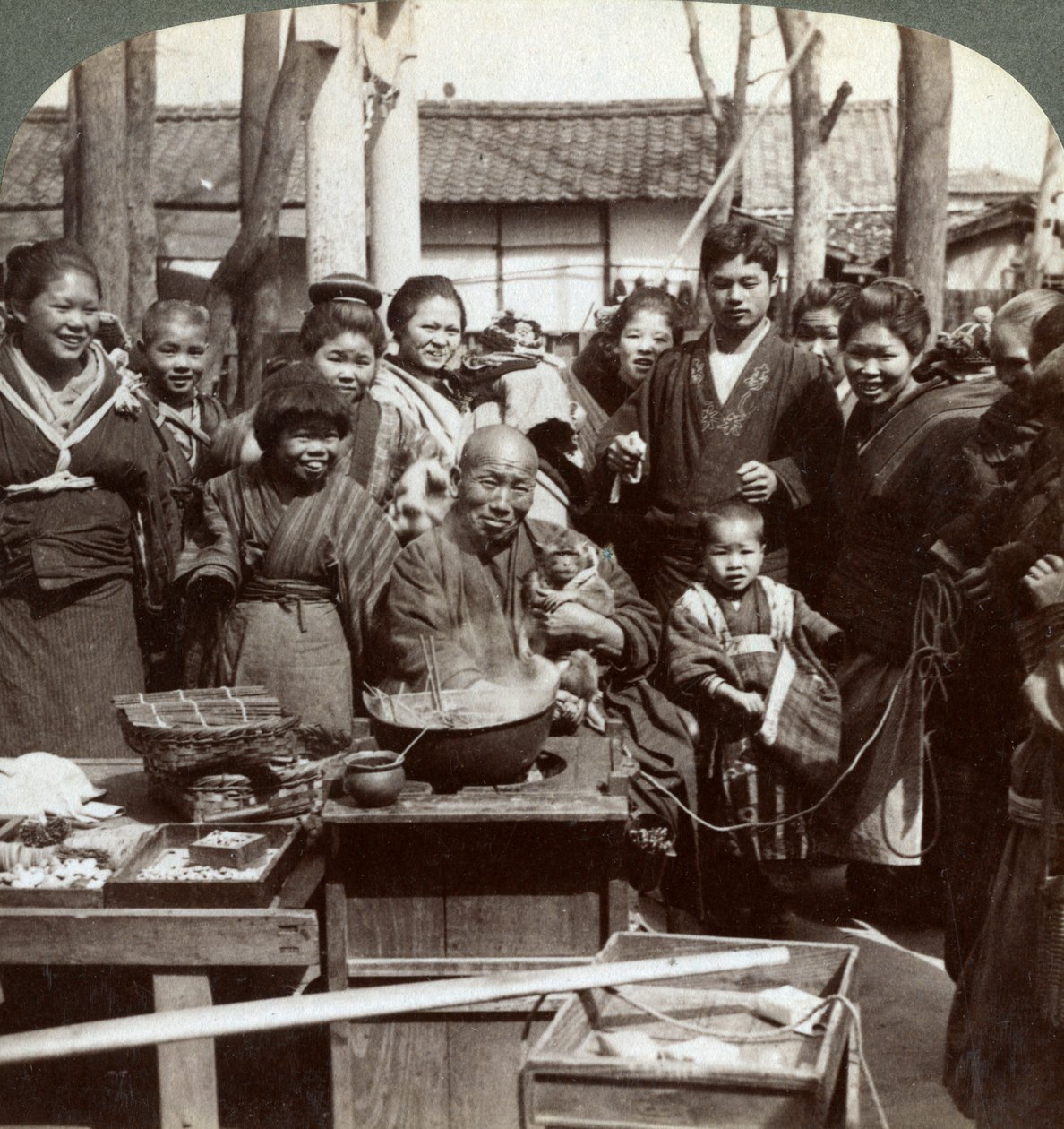 Un artiste de rue avec un singe amusant la foule, Kobe, Japon, 1896 - Underwood and Underwood