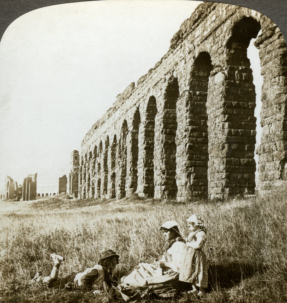 Aqueduc de Claude et la Campagne, Rome, Italie - Underwood and Underwood