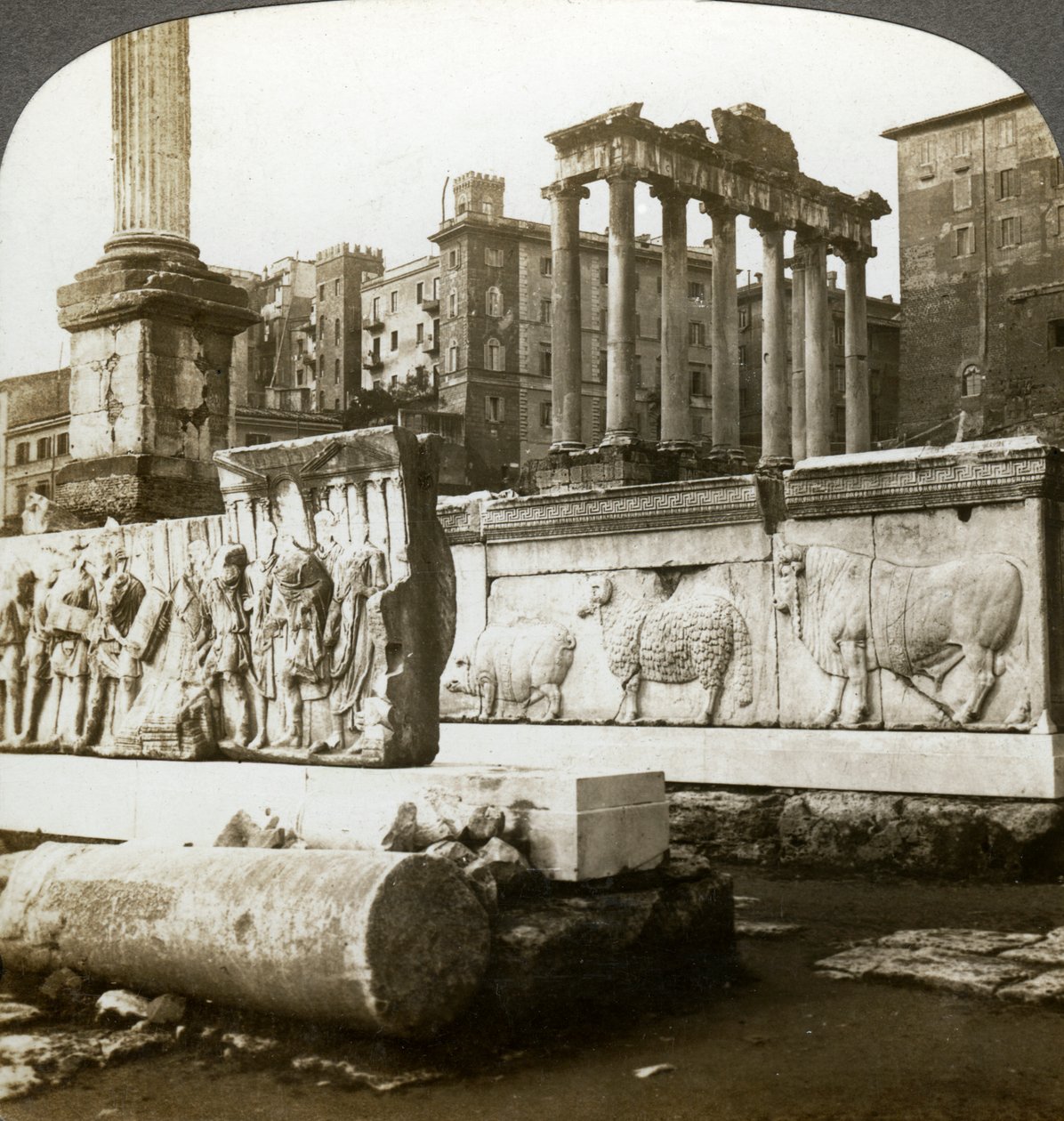 Bas-reliefs de Trajan et Colonne de Phocas dans le Forum, Rome, Italie - Underwood and Underwood