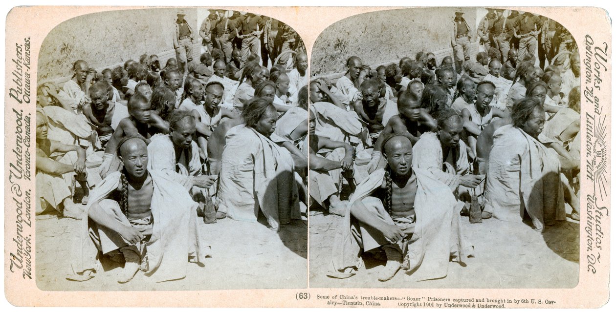 Prisonniers boxeurs capturés et amenés par le 6e régiment de cavalerie américain, Tientsin, Chine, 1901 - Underwood and Underwood