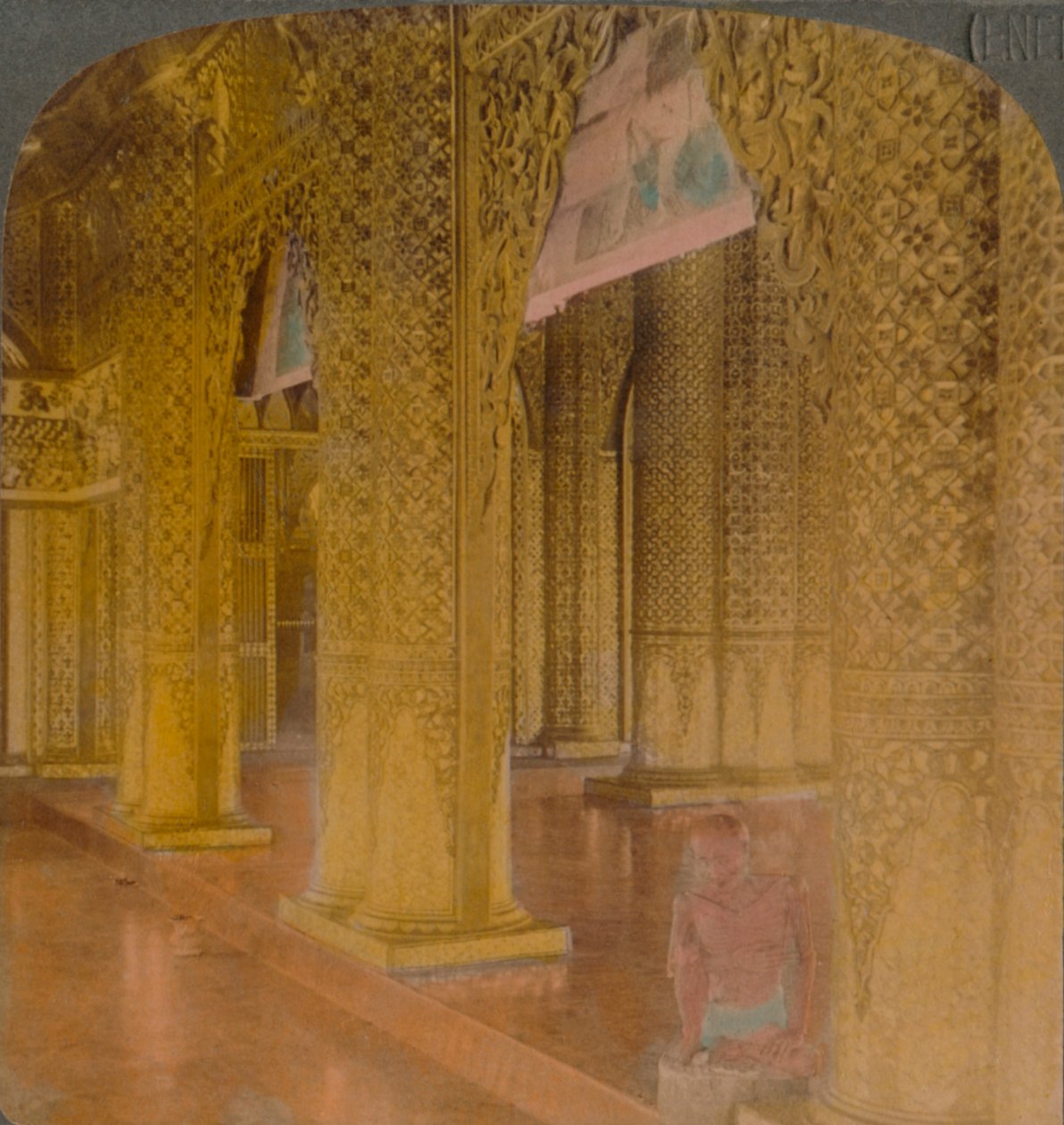 Intérieur du temple bouddhiste avec des décorations coûteuses en or et en couleurs, Moulmein, Birmanie, 1907. Artistes : Elmer Underwood, Bert Elias Underwood - Underwood and Underwood