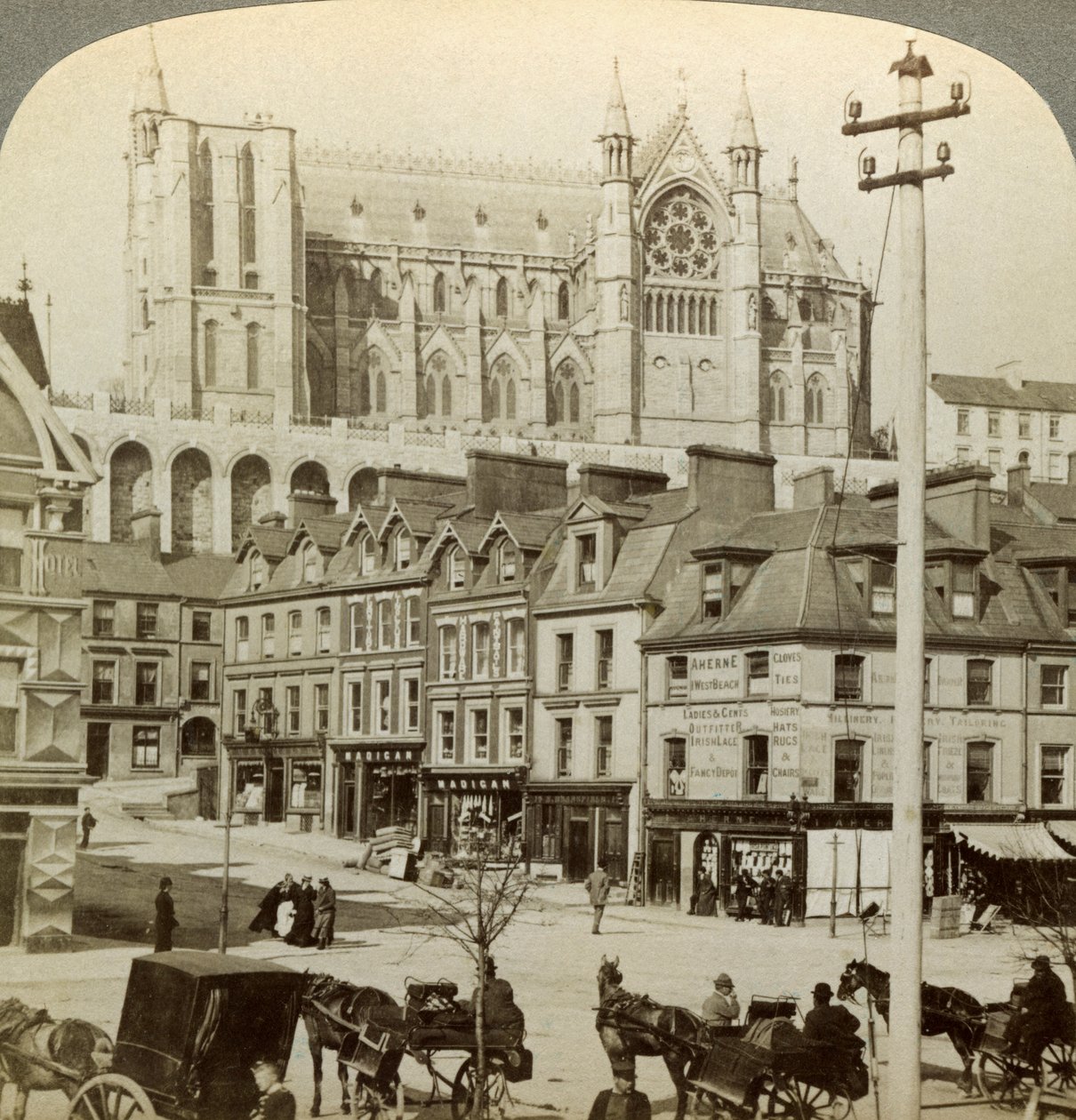 Cathédrale et rue principale, Queenstown, Irlande, fin du 19e siècle - Underwood and Underwood