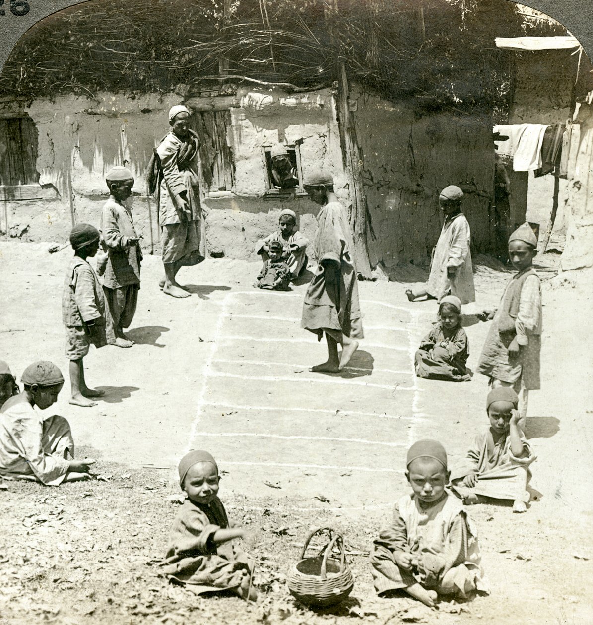 Enfants jouant à la marelle, Cachemire, Inde, c1900s - Underwood and Underwood