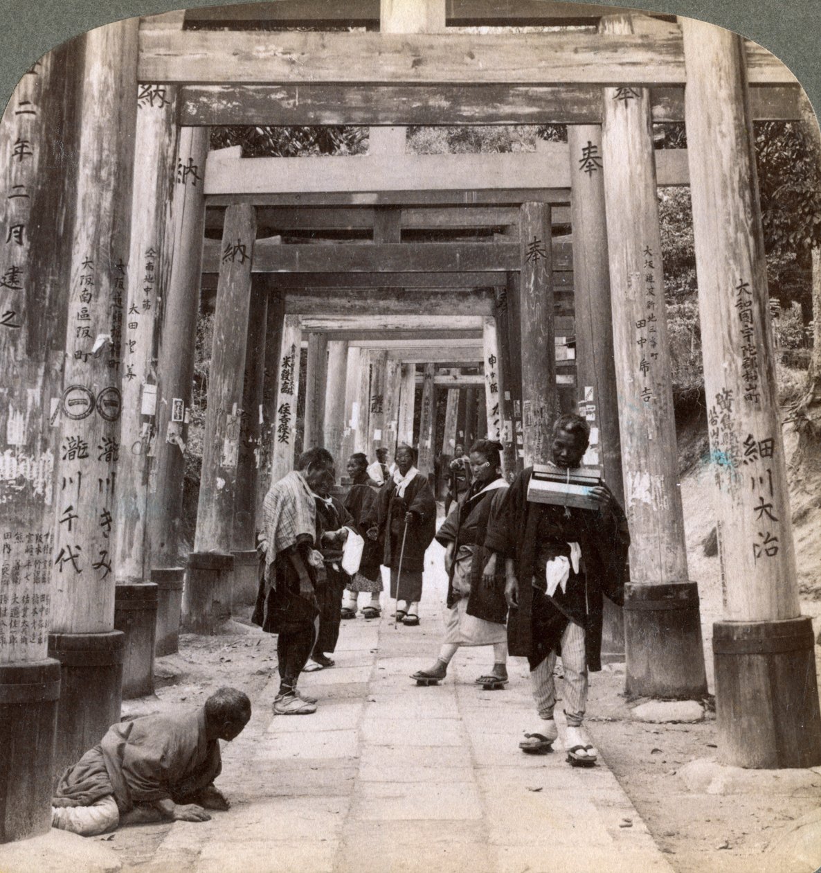 Aller et venir sous de longues rangées de torii sacrés, temple shinto d