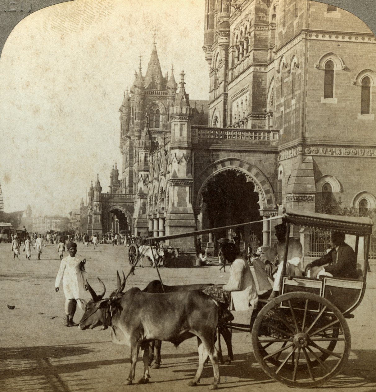 Ekka, devant la gare Victoria, Bombay, Inde, vers 1900 - Underwood and Underwood