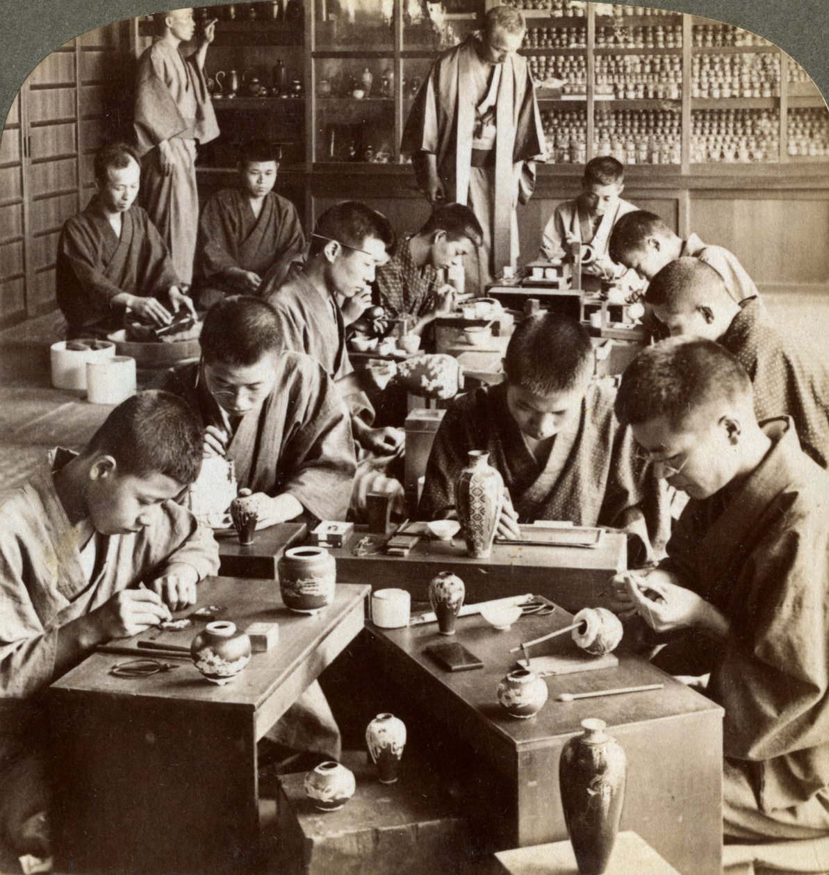 Artisans experts créant des motifs en cloisonné, Kyoto, Japon, 1904 - Underwood and Underwood
