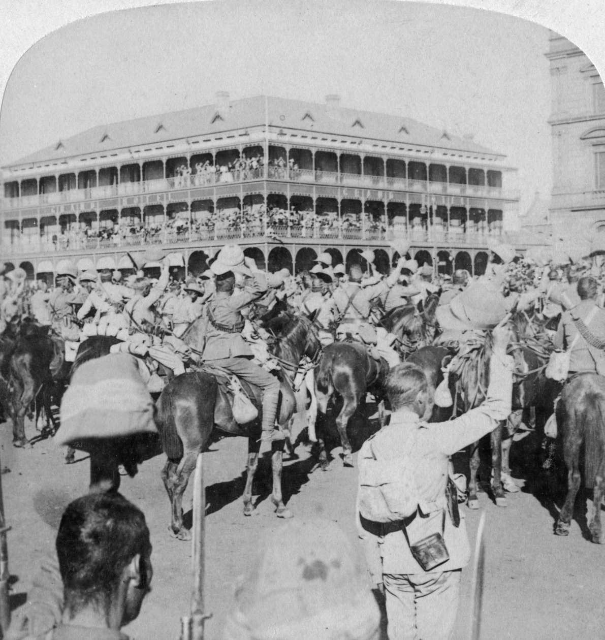 Le maréchal Lord Roberts et son état-major acclamant la reine, Pretoria, Afrique du Sud, 5 juin 1900 - Underwood and Underwood
