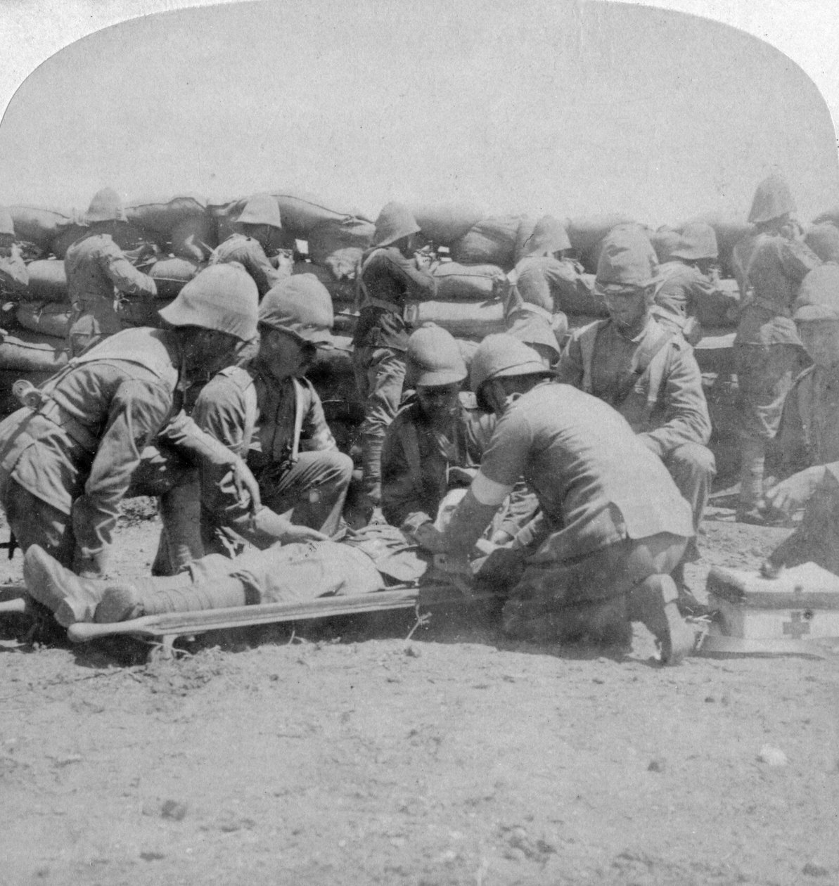 Premiers secours à un fusilier blessé, bataille de Honey Nest Kloof, guerre des Boers, Afrique du Sud, février 1900 - Underwood and Underwood