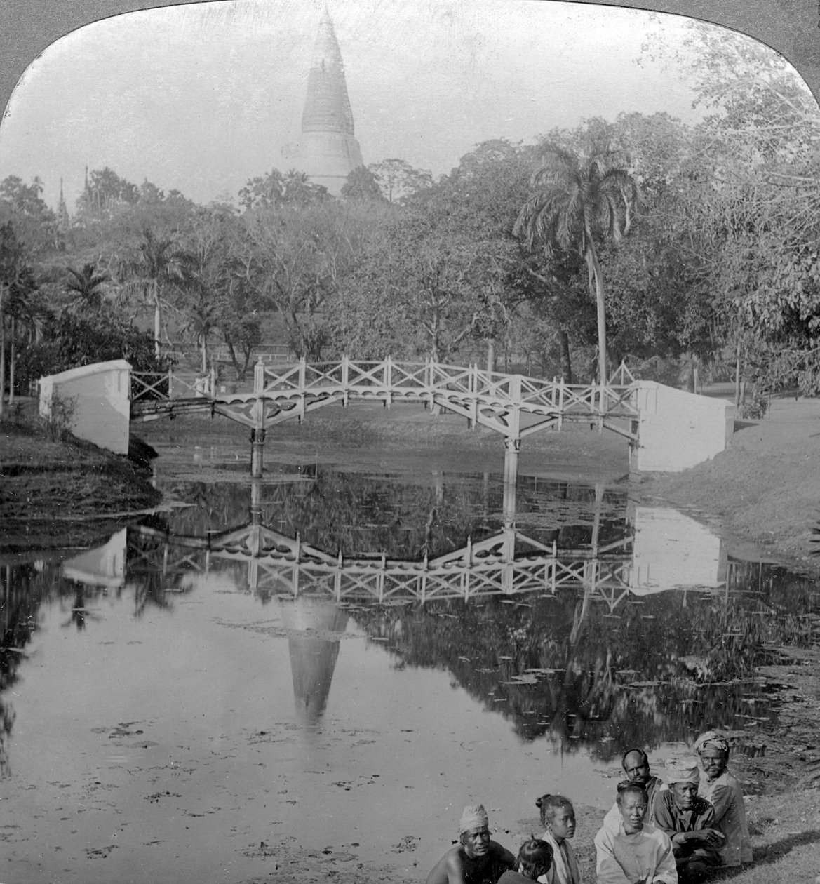 Jardins de la forteresse et la pagode Shwedagon, Rangoon, Birmanie, vers 1900 - Underwood and Underwood