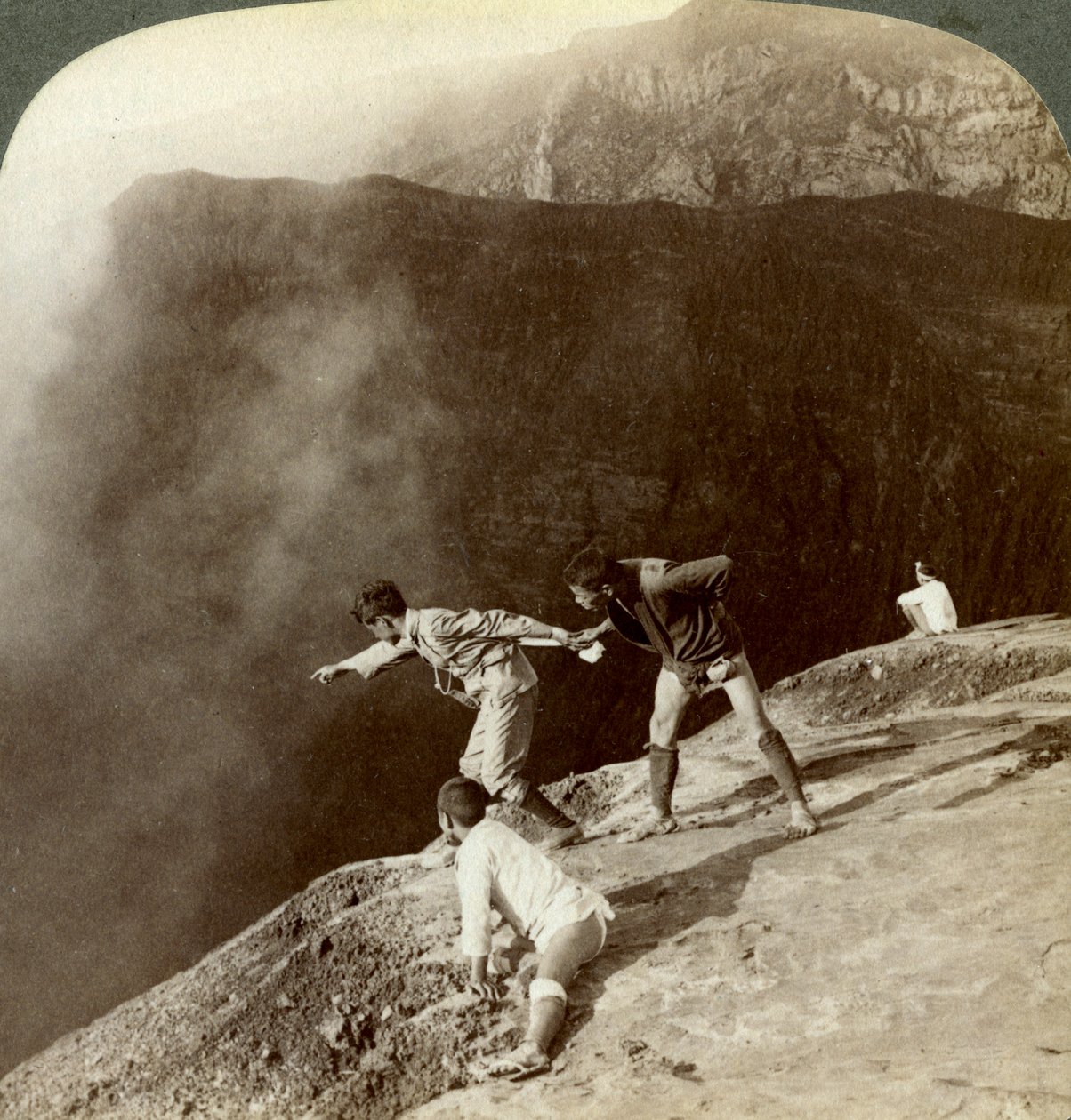 Regardant à travers les vapeurs sulfureuses dans les profondeurs du cratère, Aso-San, Japon, 1904 - Underwood and Underwood