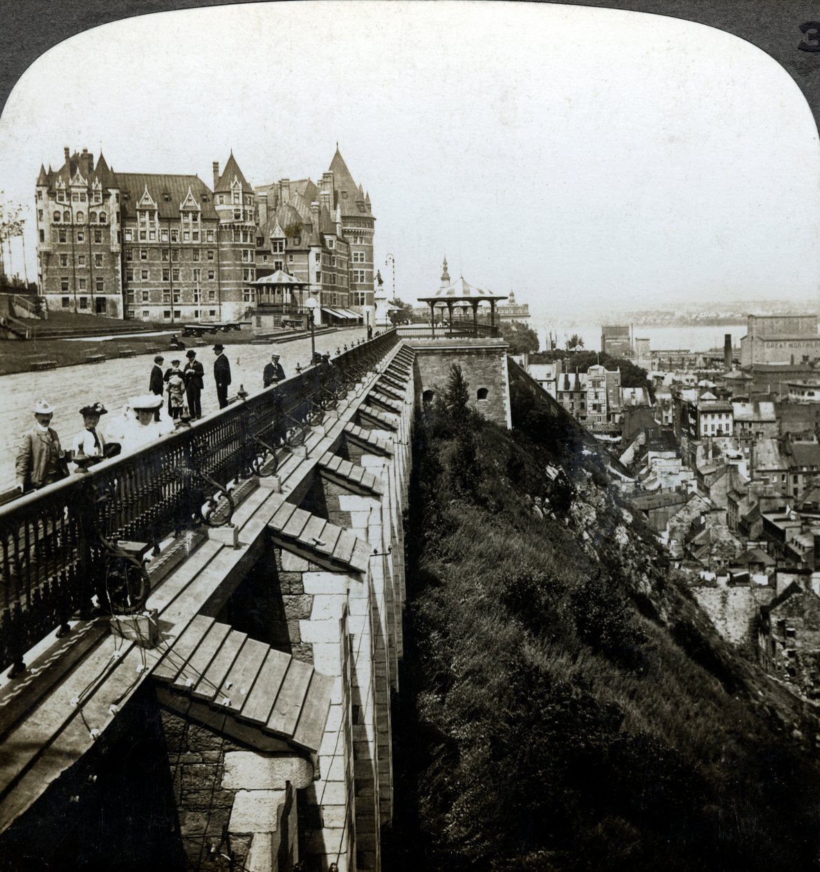 Hôtel Château Frontenac et terrasse Dufferin, Québec, Canada - Underwood and Underwood