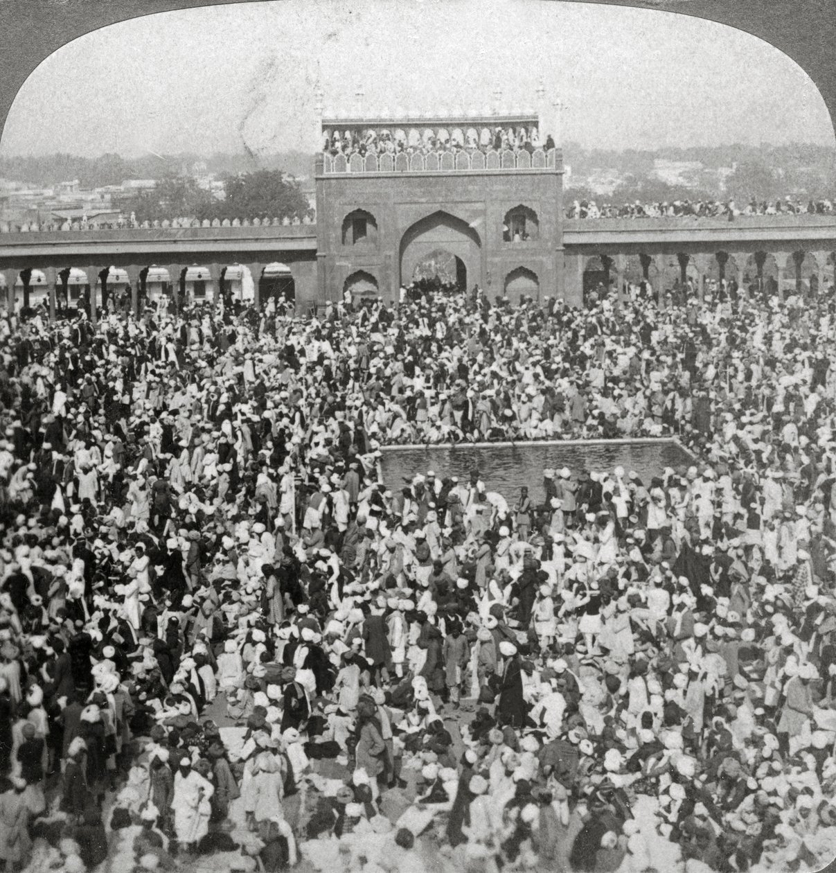 Dans la cour de la mosquée Jumma, Delhi, Inde, 1903 - Underwood and Underwood