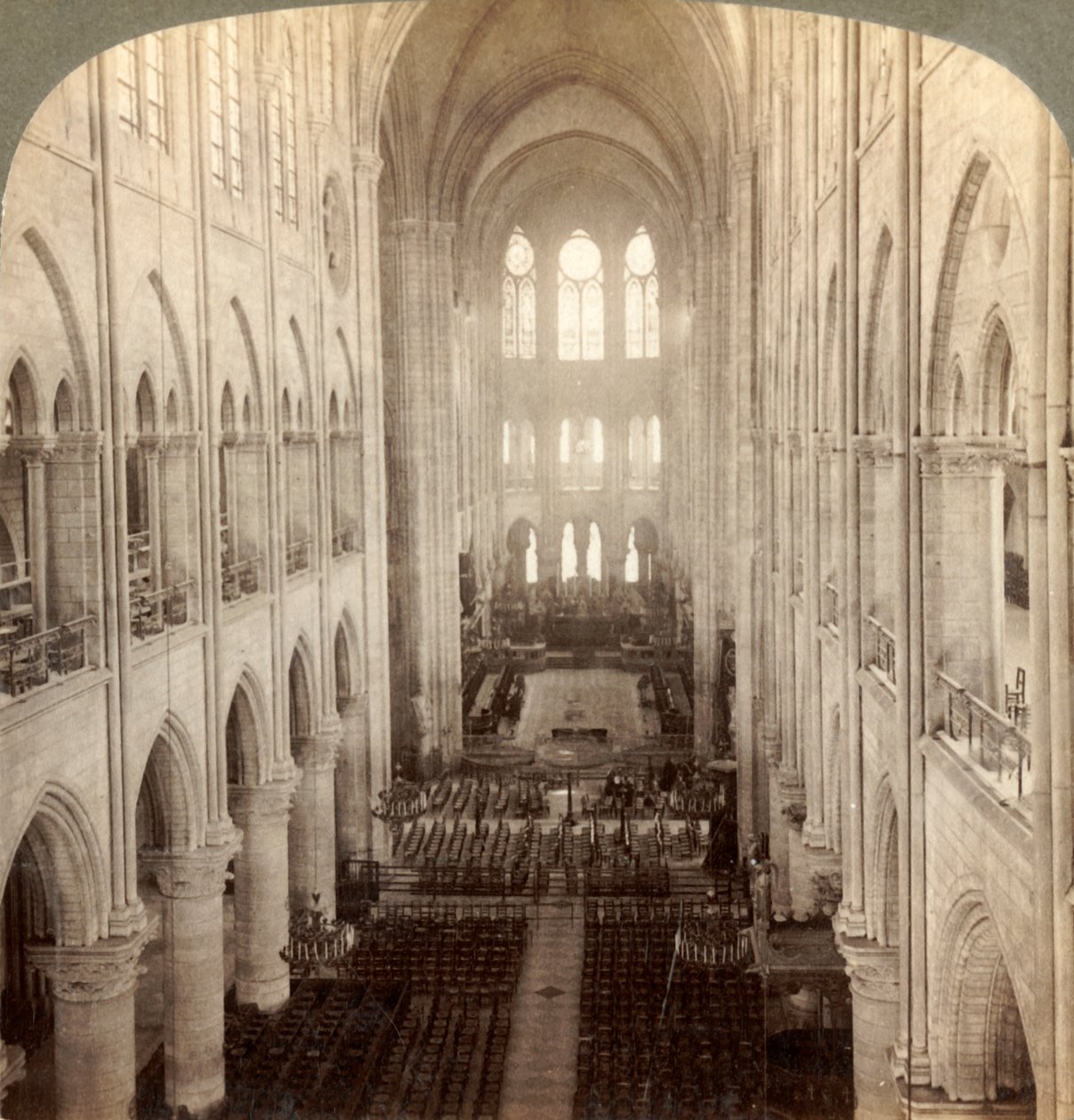 Intérieur de la grande cathédrale Notre-Dame, Paris, France, 1900 - Underwood and Underwood