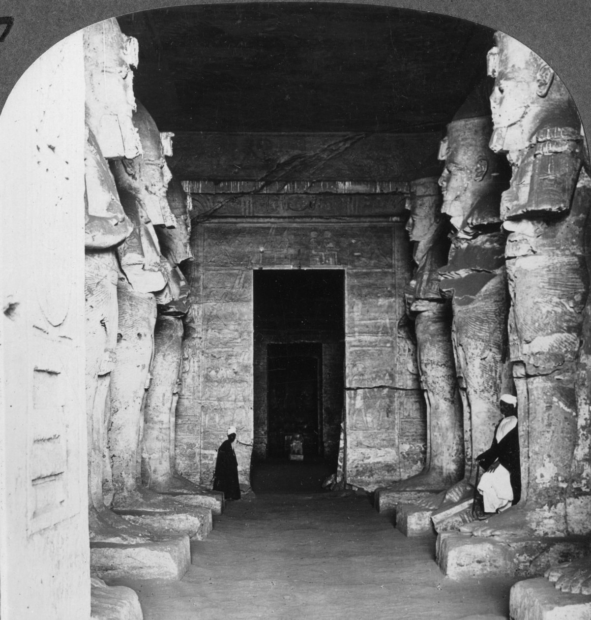 Intérieur du temple taillé dans la roche d