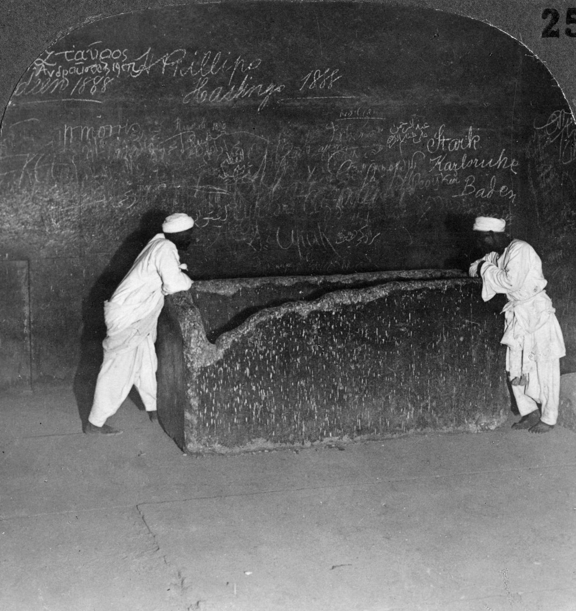 Sarcophage de Khéops, brisé par des voleurs, dans la Grande Pyramide, Égypte, 1905 - Underwood and Underwood