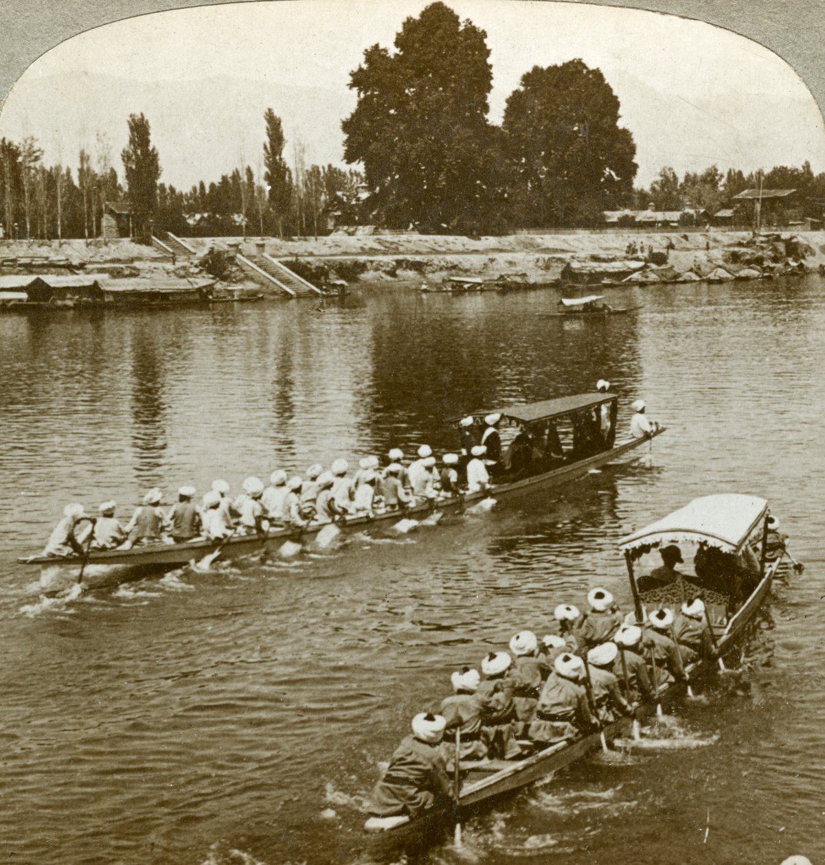 Lady Curzon voyageant sur la barge d