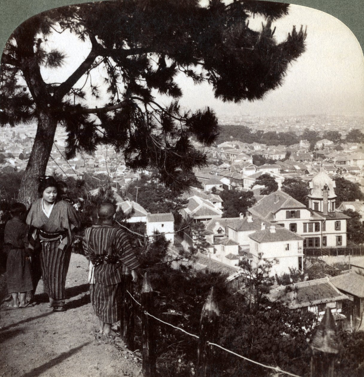 Vue vers le sud-est depuis les hauteurs couronnées de pins de Suwa-yama sur Kobe, Japon, 1904 - Underwood and Underwood