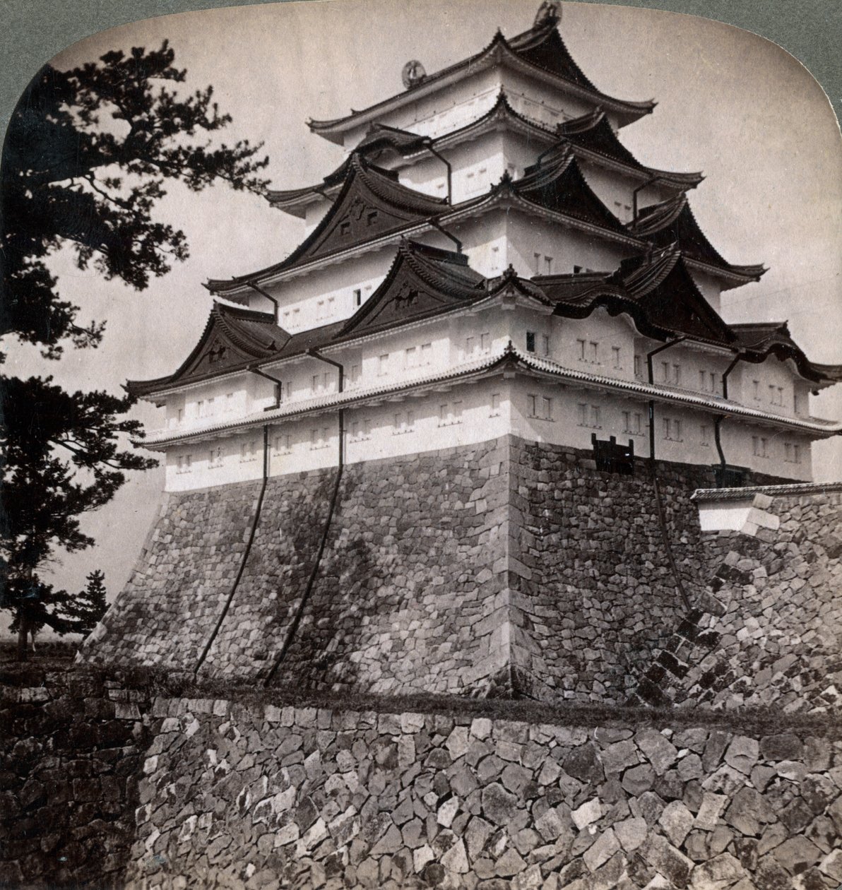 Château médiéval des princes japonais, parfois utilisé par le Mikado Nagoya, Japon, 1896 - Underwood and Underwood