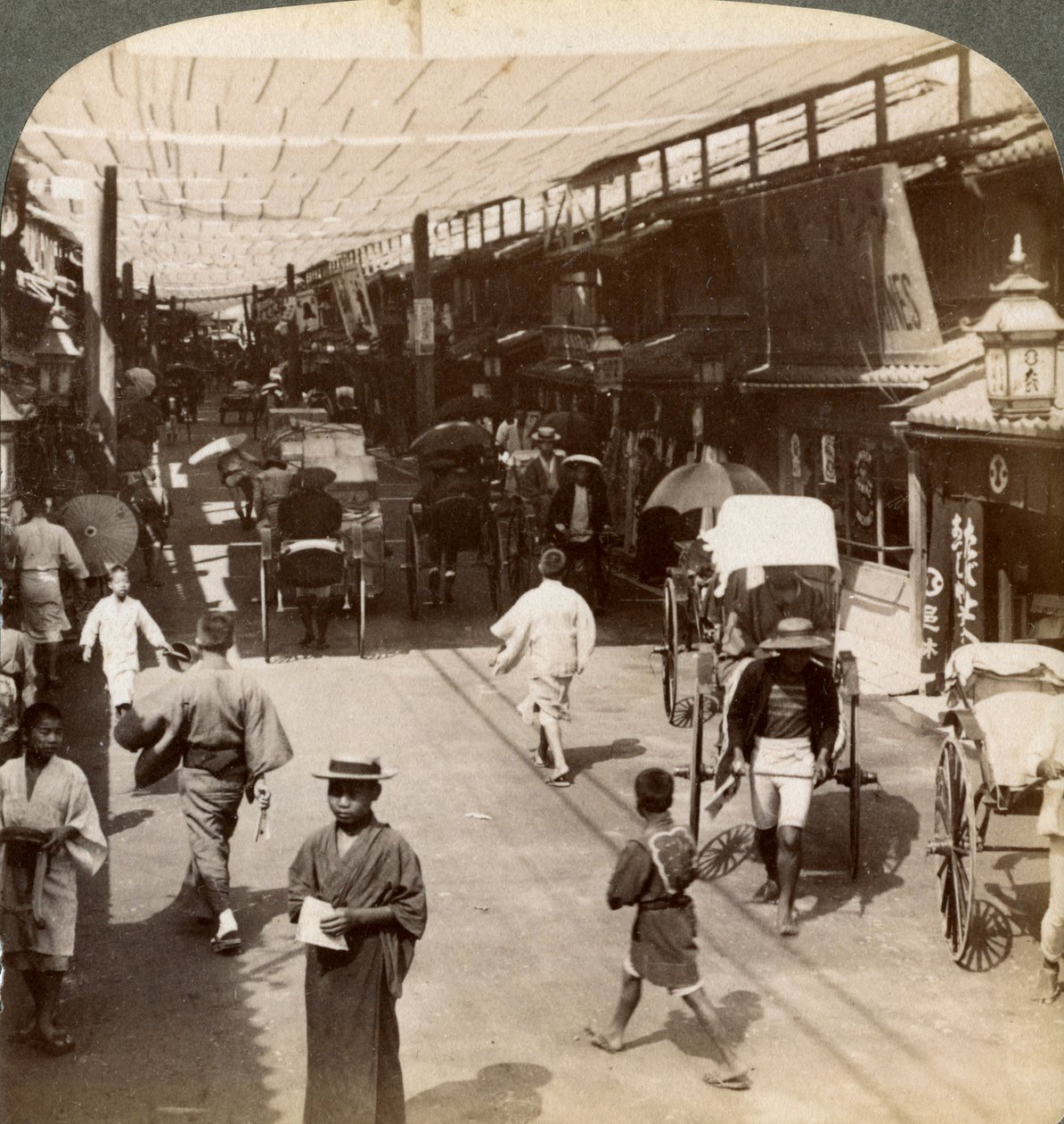 Trafic estival sous les auvents de Shijo Bashidori, une artère animée de Kyoto, Japon, 1904 - Underwood and Underwood