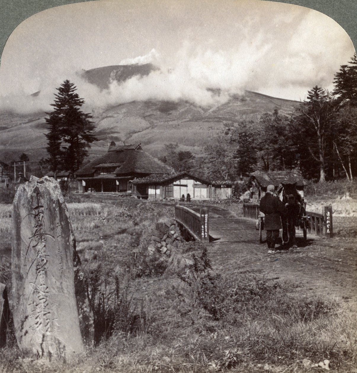 Mont Asama Asamayama, le plus grand volcan actif du Japon, au nord-ouest de Katsukake, 1904 - Underwood and Underwood