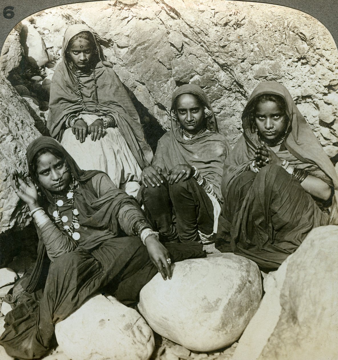 Filles Bhujji indigènes, rivière Sutlej, Himalaya, Inde, vers 1900 - Underwood and Underwood