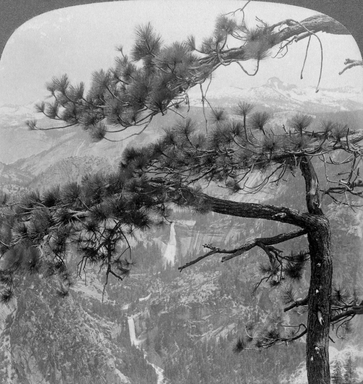 Chutes Nevada, chutes Vernal et Liberty Cap, vallée de Yosemite, Californie, USA, 1902 - Underwood and Underwood