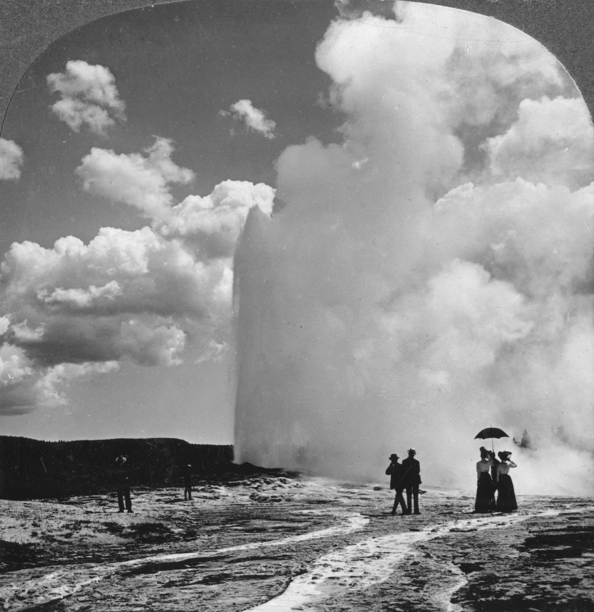 Geyser Old Faithful, parc national de Yellowstone, USA, début du 19e siècle - Underwood and Underwood