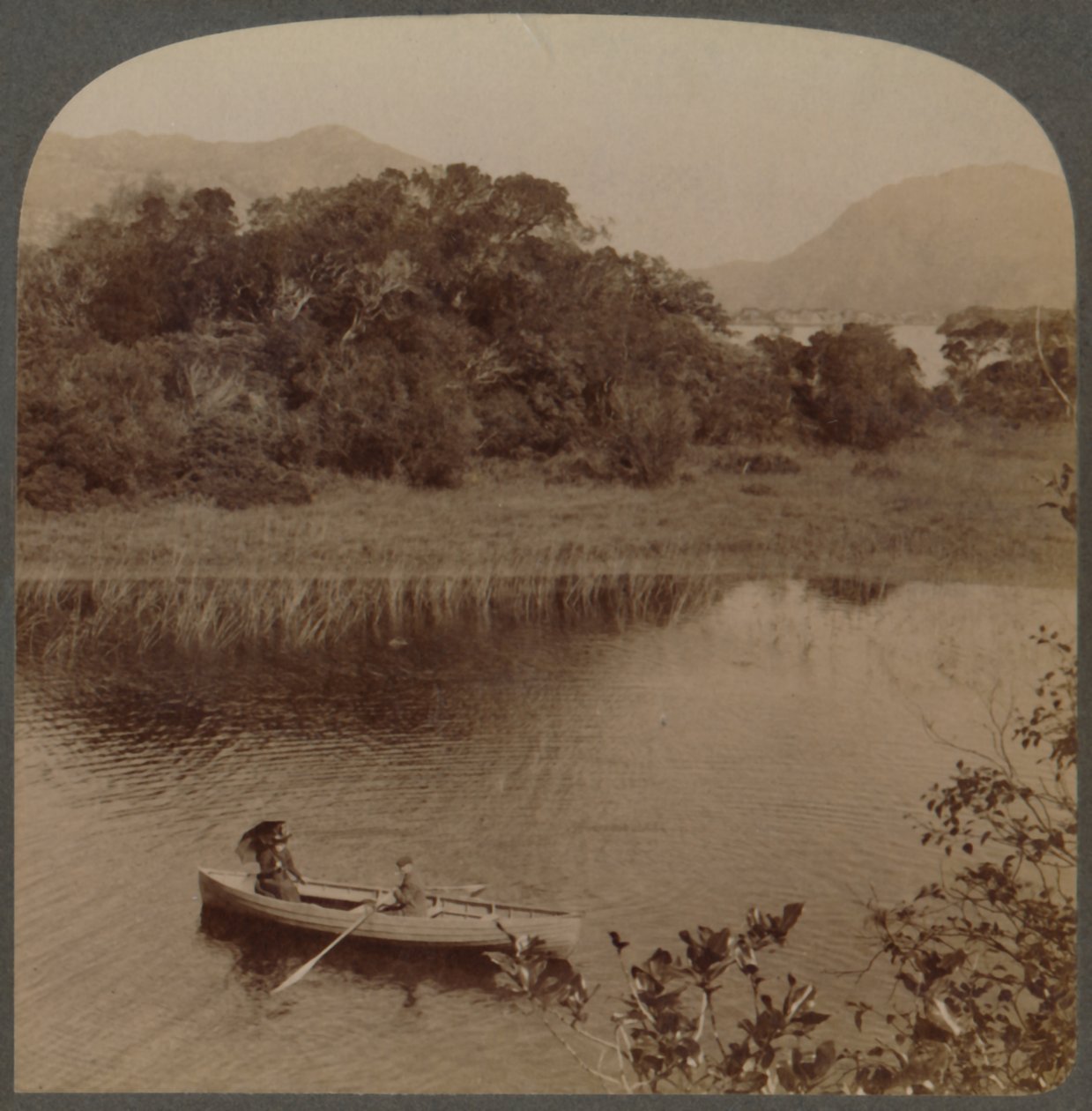 Sur le Lac Supérieur du joli Killarney, Irlande, 1901 - Underwood and Underwood