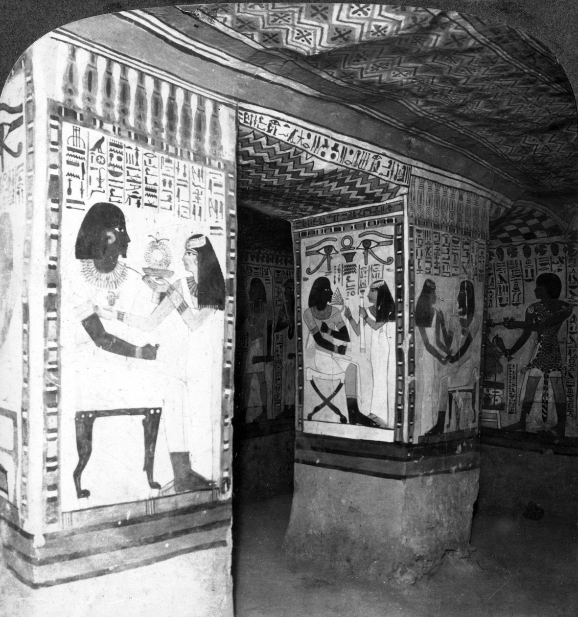 Chambre funéraire peinte taillée dans la roche des falaises de Thèbes, Égypte, 1905 - Underwood and Underwood