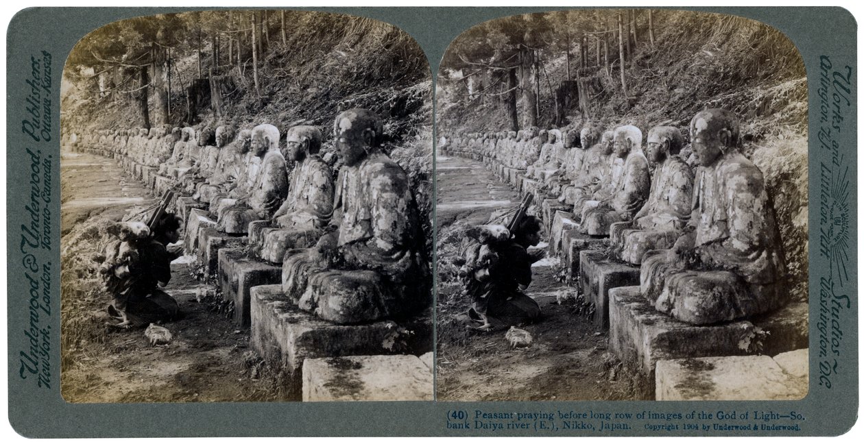 Paysanne priant devant une rangée de statues du Dieu de la Lumière, rivière Daiya, Nikko, Japon, 1904 - Underwood and Underwood