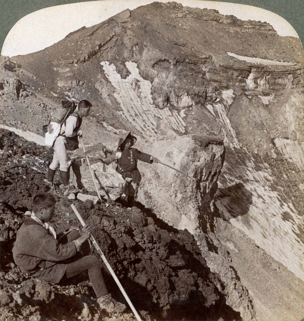 Regardant depuis le bord recouvert de lave dans le cratère du mont Fuji, Japon, 1904 - Underwood and Underwood