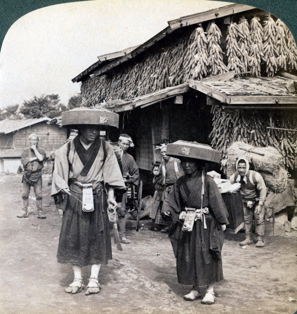 Mendiants pèlerins frappant de petits gongs, près du lac Kawaguchi, Japon - Underwood and Underwood