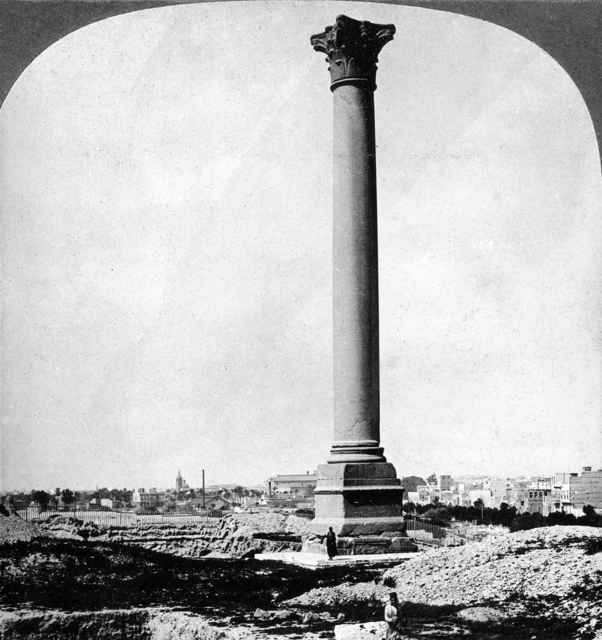 Colonne de Pompée, le repère des marins, et Alexandrie moderne, Égypte, 1905 - Underwood and Underwood
