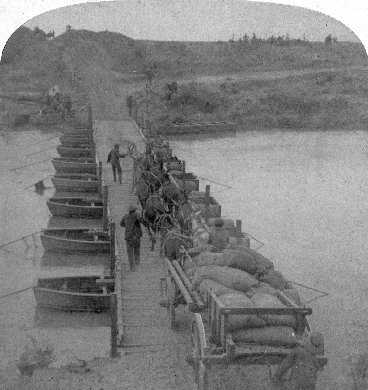 Pont flottant sur la rivière Modder, guerre des Boers, Afrique du Sud, 1900 - Underwood and Underwood