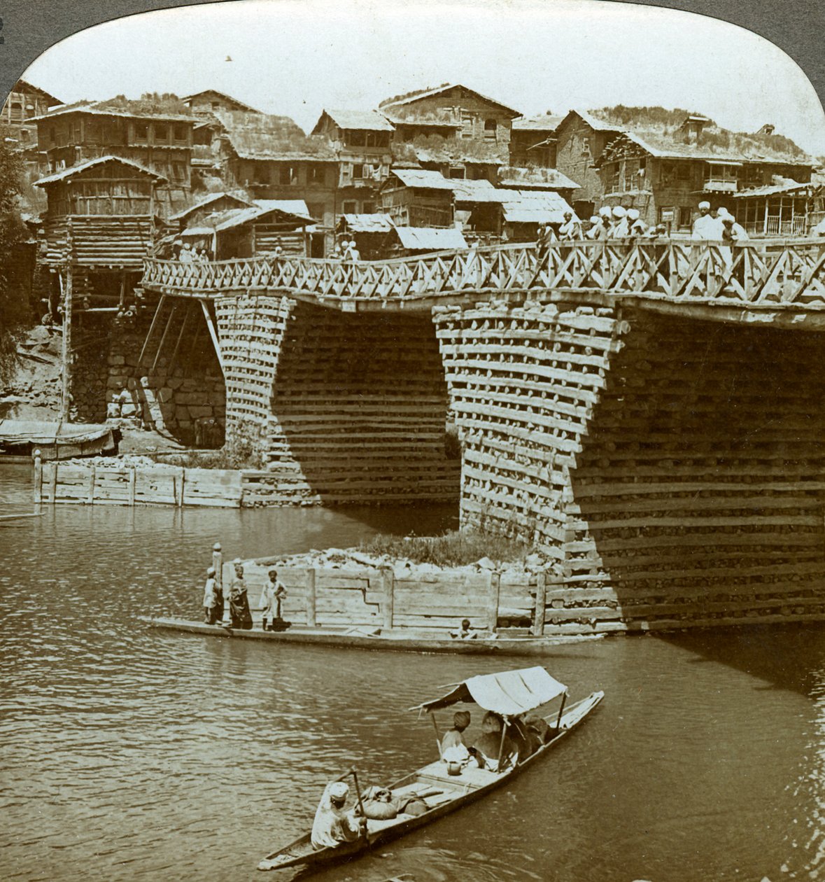 Pont pittoresque et maisons, Ville du Soleil, Cachemire, Inde - Underwood and Underwood