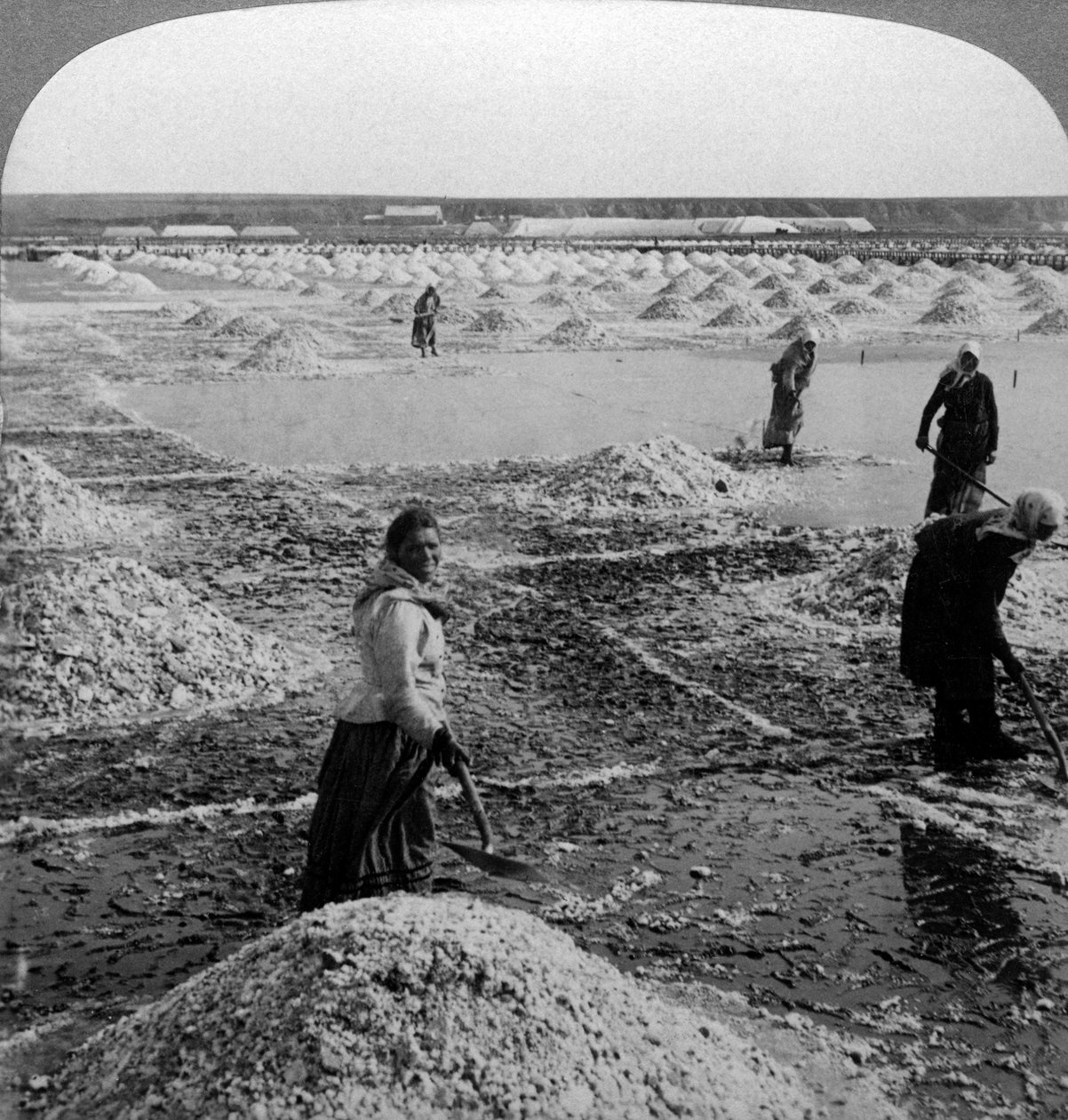Réservoir après évaporation, retournant les champs de sel, Solinen, Russie - Underwood and Underwood