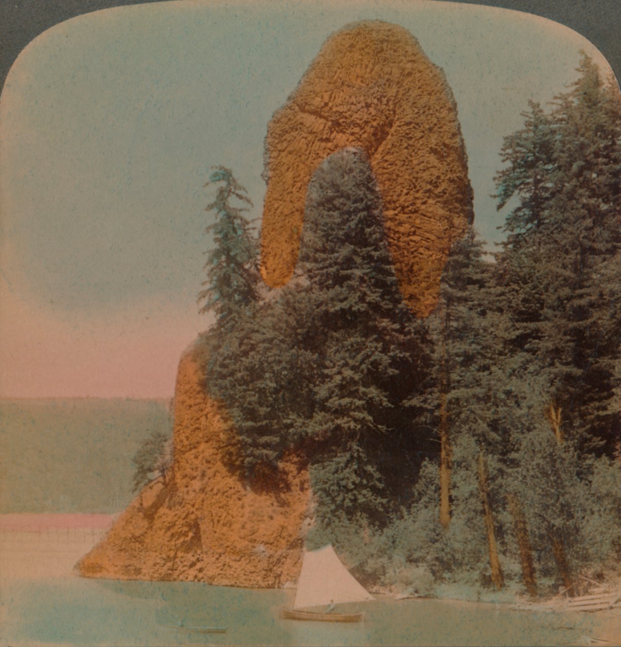 Rooster Rock, formation rocheuse curieuse le long de la rivière Columbia, Oregon, 1902 - Underwood and Underwood
