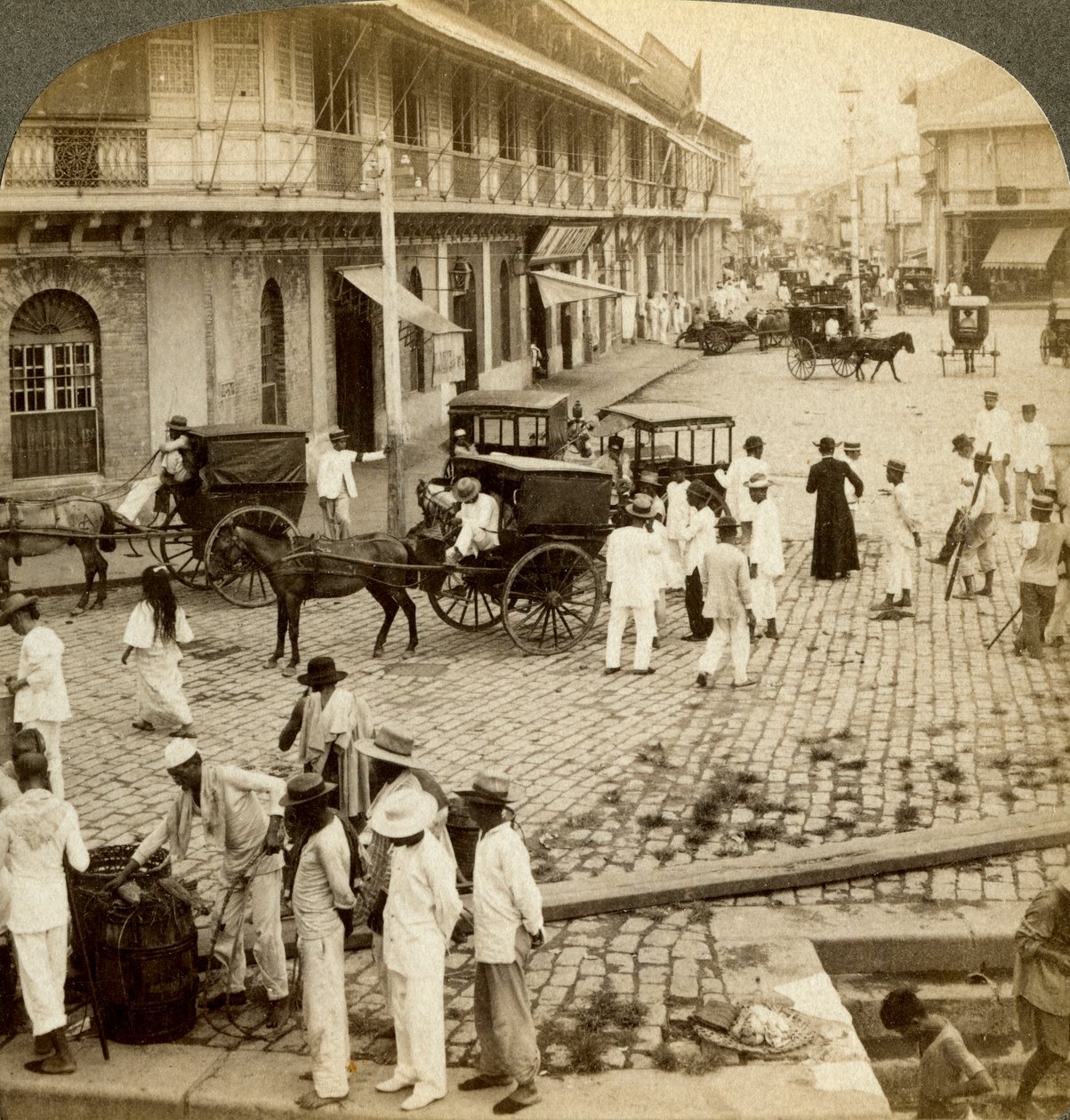 Route de Rosario et église de Binondo, Manille, Philippines - Underwood and Underwood
