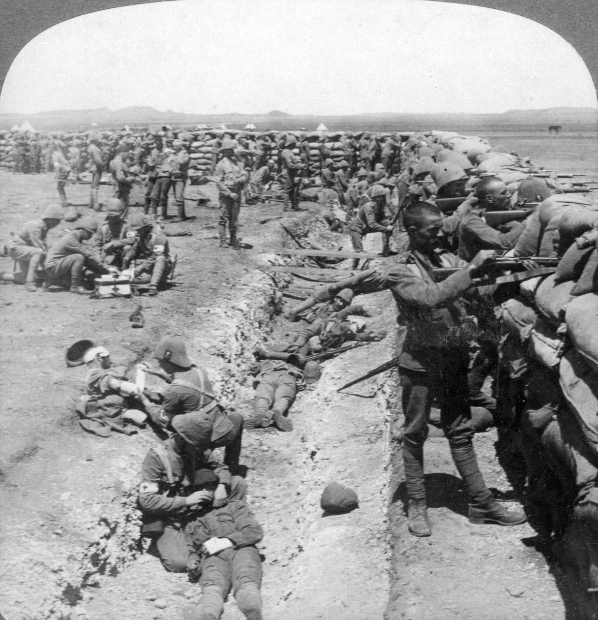 Les Royal Munster Fusiliers combattant à Honey Nest Kloof, Afrique du Sud, 1900 - Underwood and Underwood
