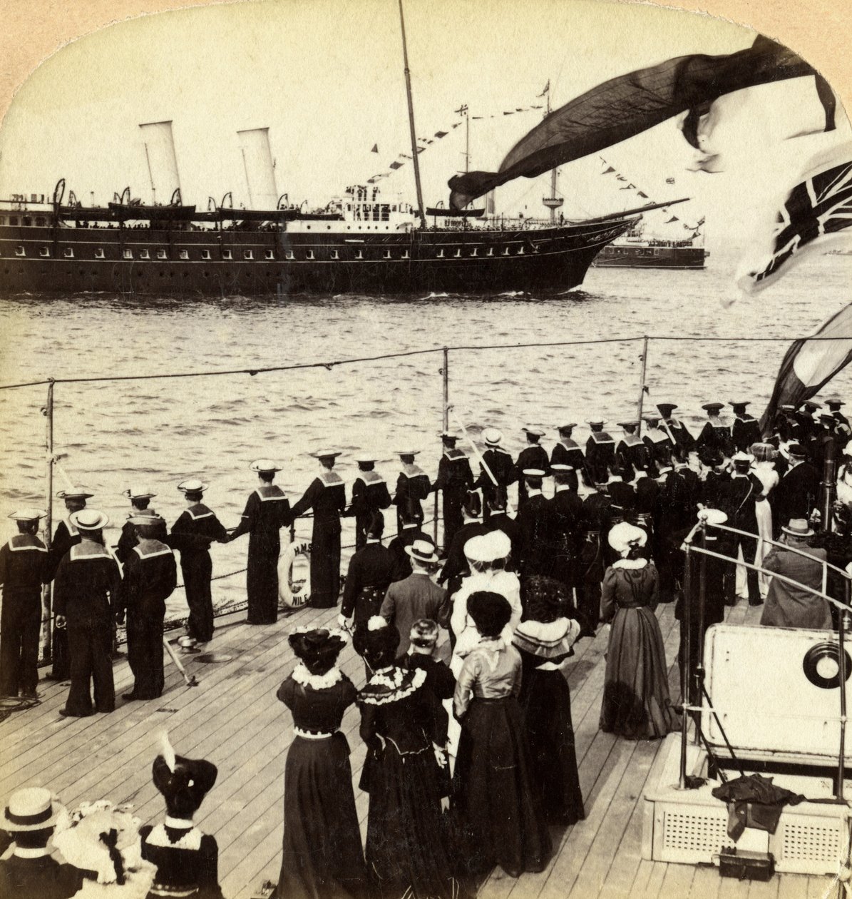 Yacht royal passant devant le cuirassé HMS Nile, Revue du couronnement, Spithead, Hampshire, 1902 - Underwood and Underwood